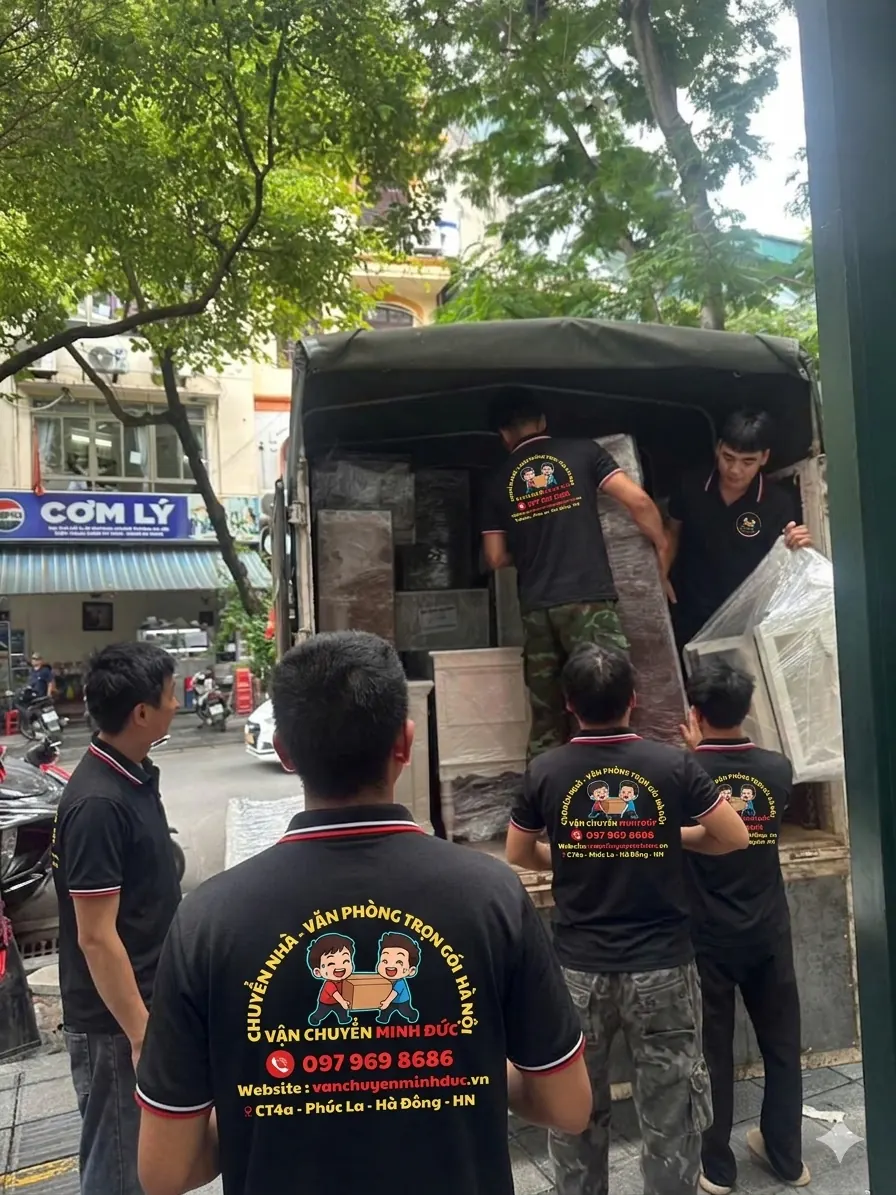 Xếp đồ văn phòng lên xe tải vận chuyển